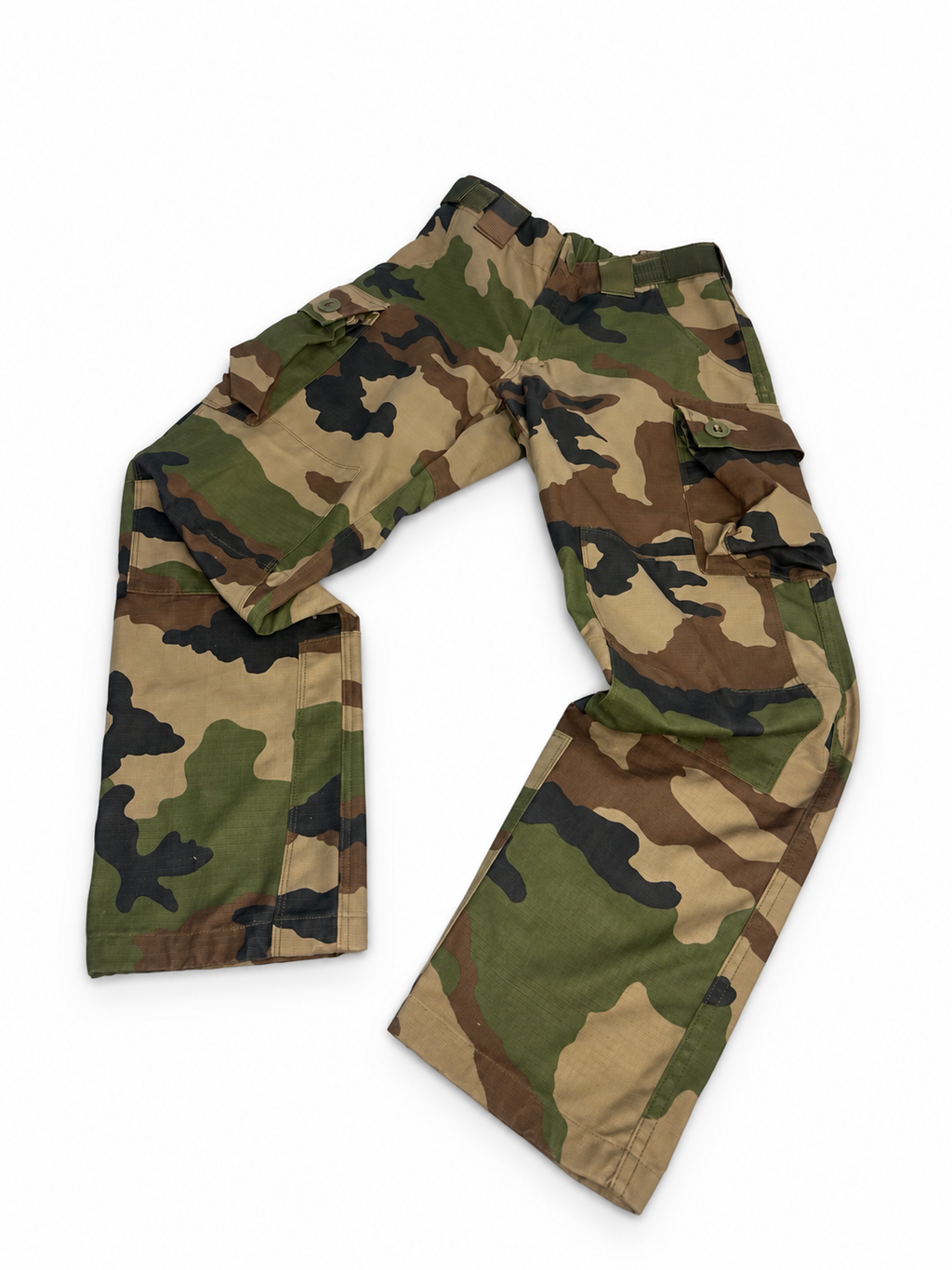 Woodland Camouflage Cargo-Hose als Flatlay auf weißem Hintergrund