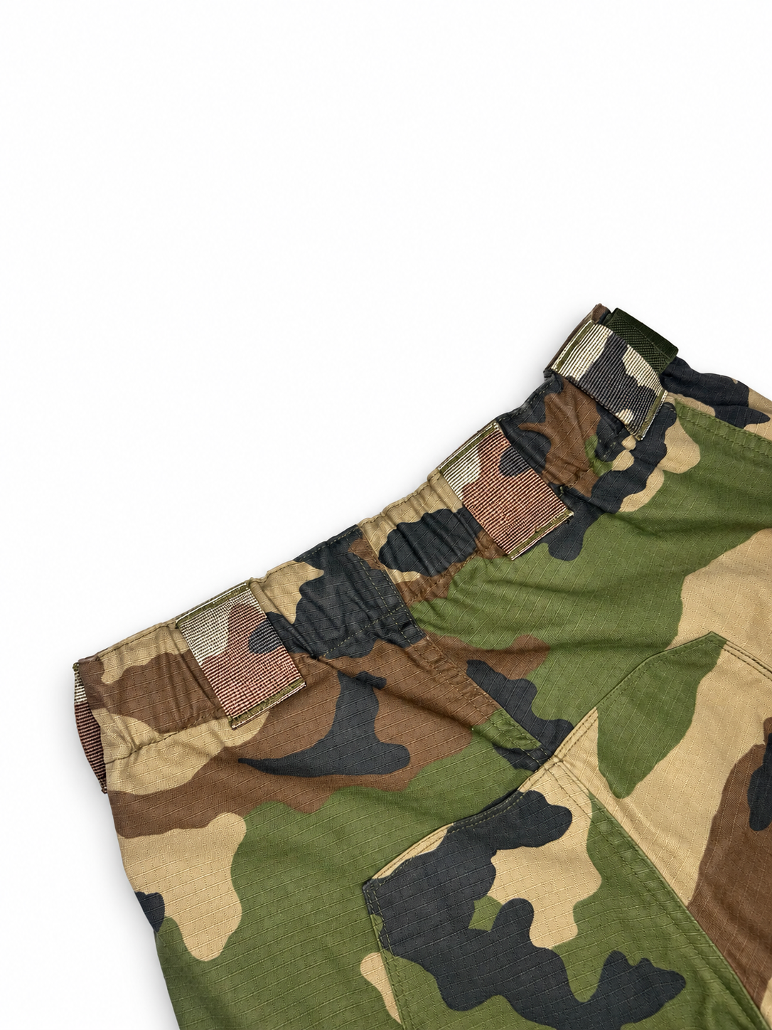Geknöpfte Cargo-Tasche der Woodland-Hose im Detail