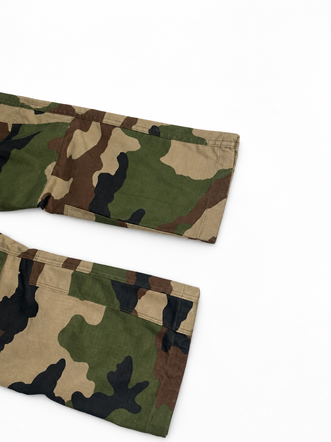 Geöffnete Taschenpatte der Camouflage Cargo-Hose