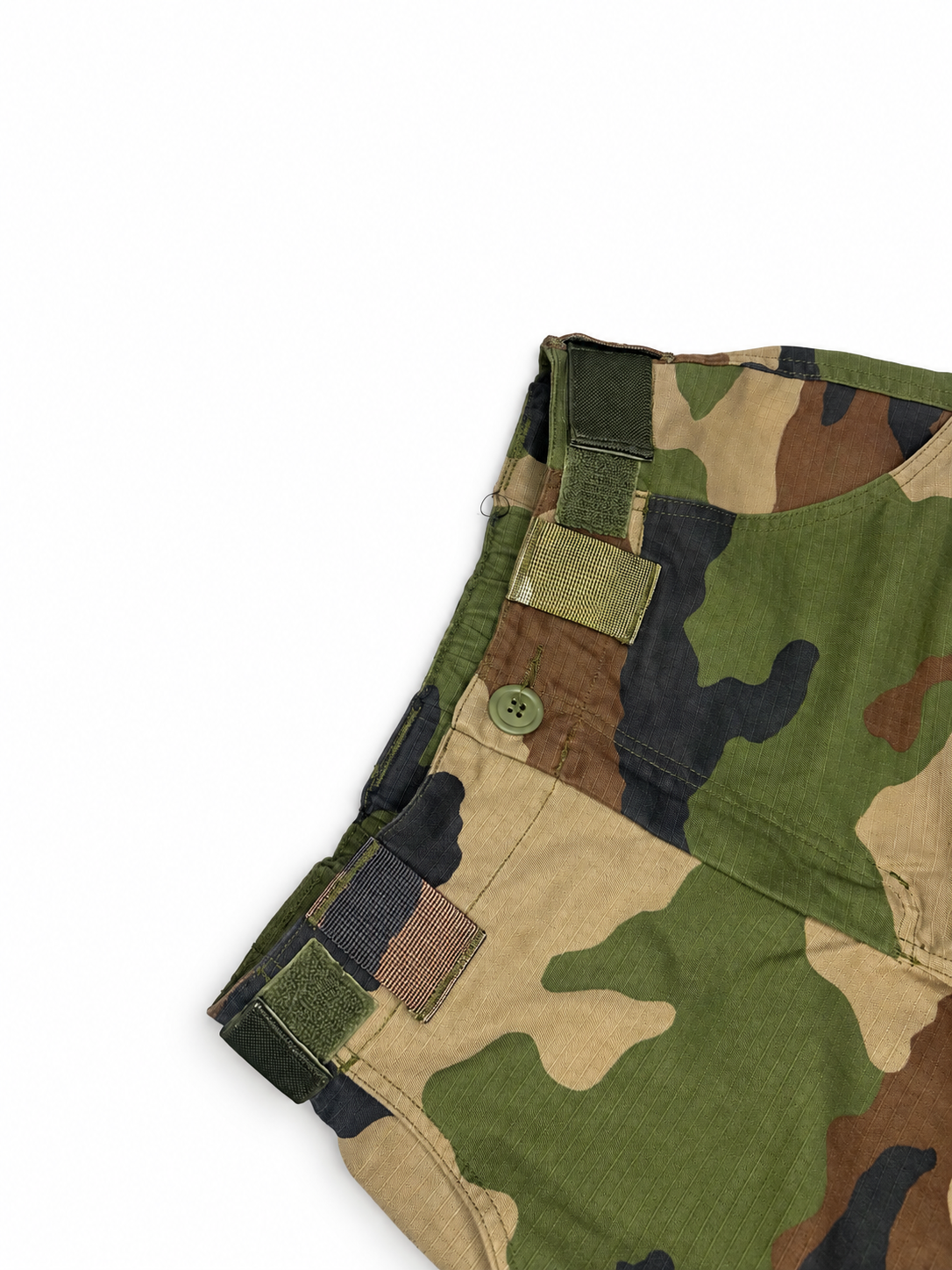 Camouflage Cargo-Hose, Seitenansicht am Model