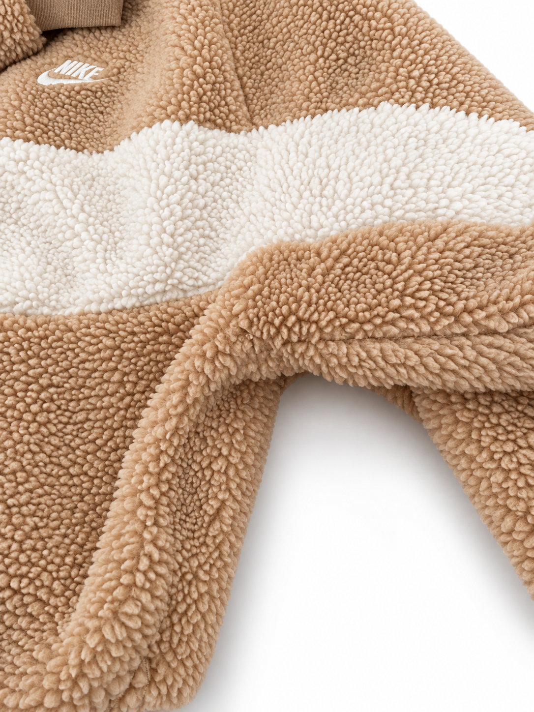 Teddy-Struktur und weißer Swoosh im Detail