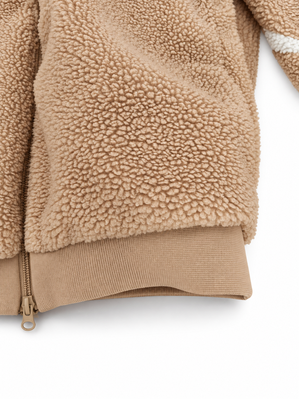 Teddy-Seite mit geripptem Saum im Detail