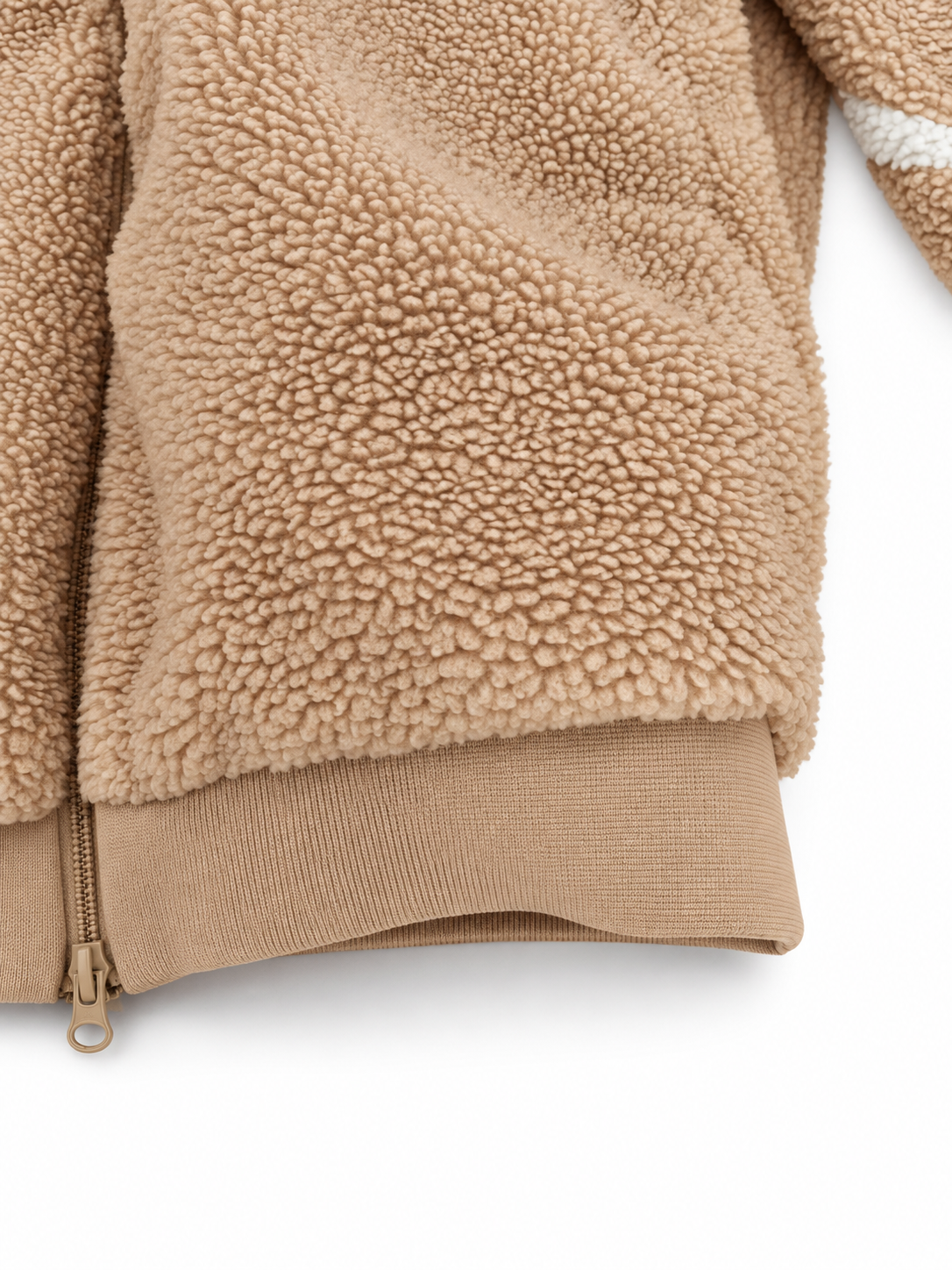 Teddy-Seite mit geripptem Saum im Detail