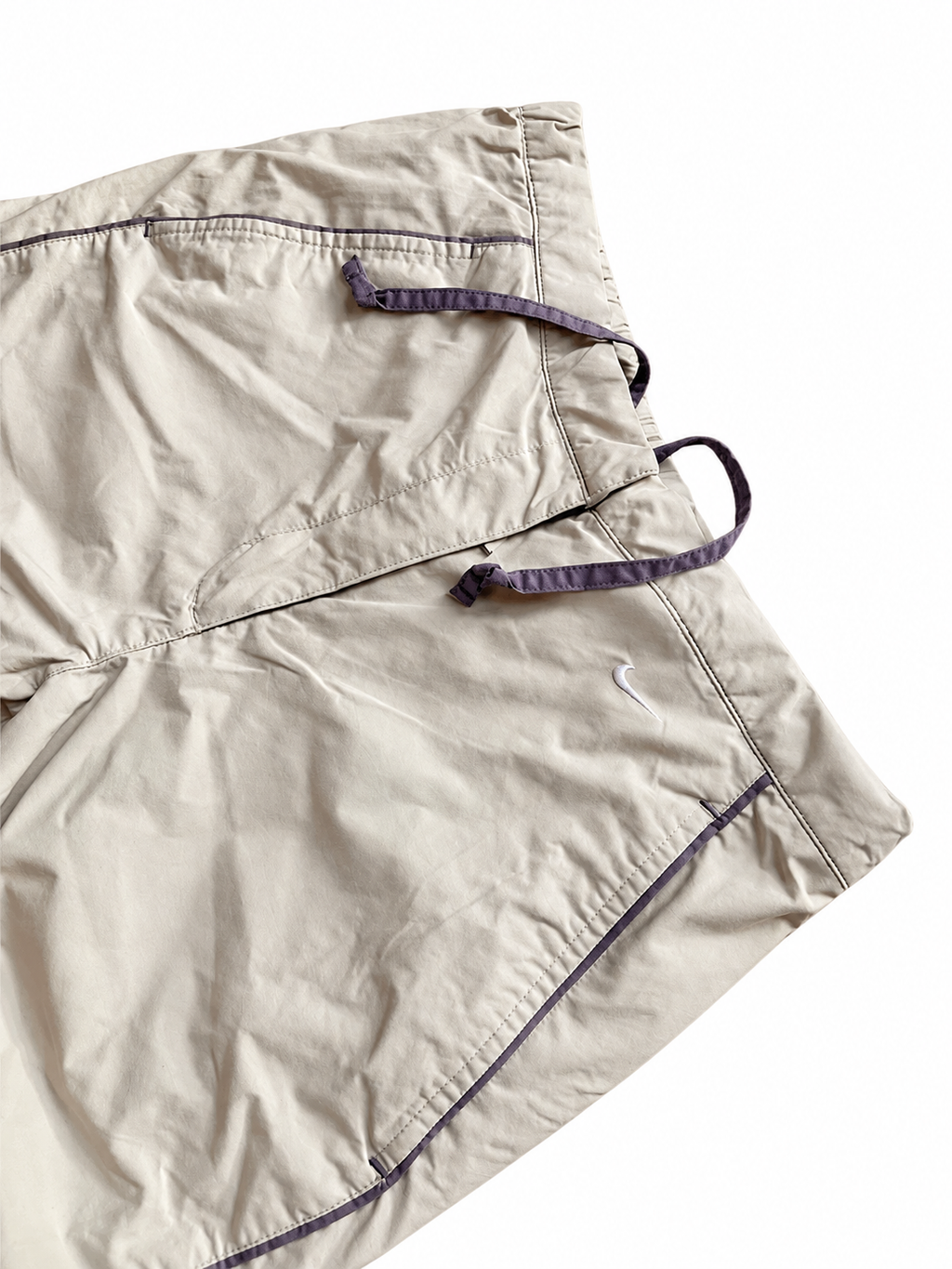 Violette Nike Trainingsjacke, Rückansicht mit heller Paspel