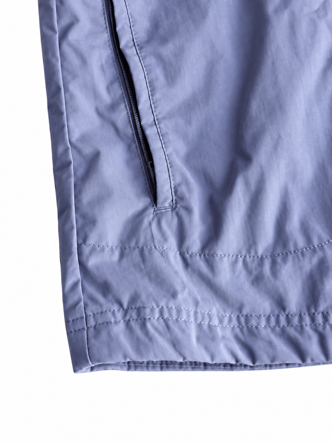 Seitentasche und Saum der violetten Nike Jacke