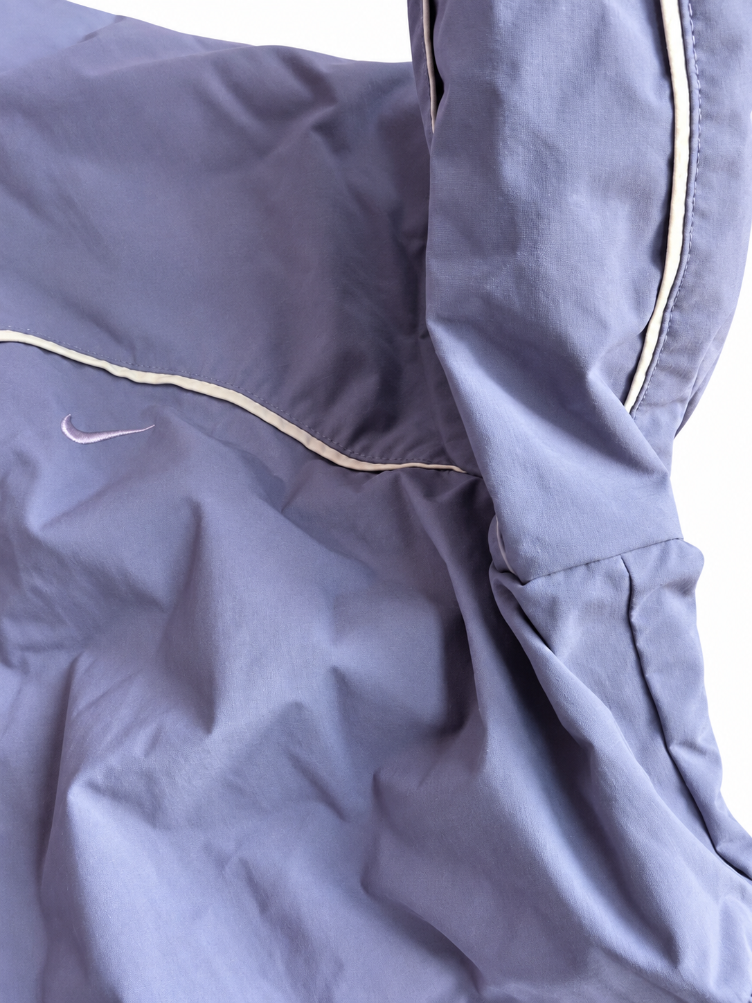 Ärmelabschluss und Paspel der Nike Jacke