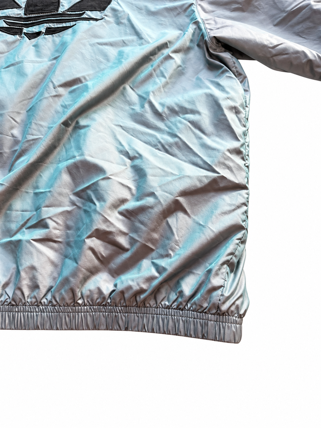 Rückseite der schillernden adidas Track Jacket