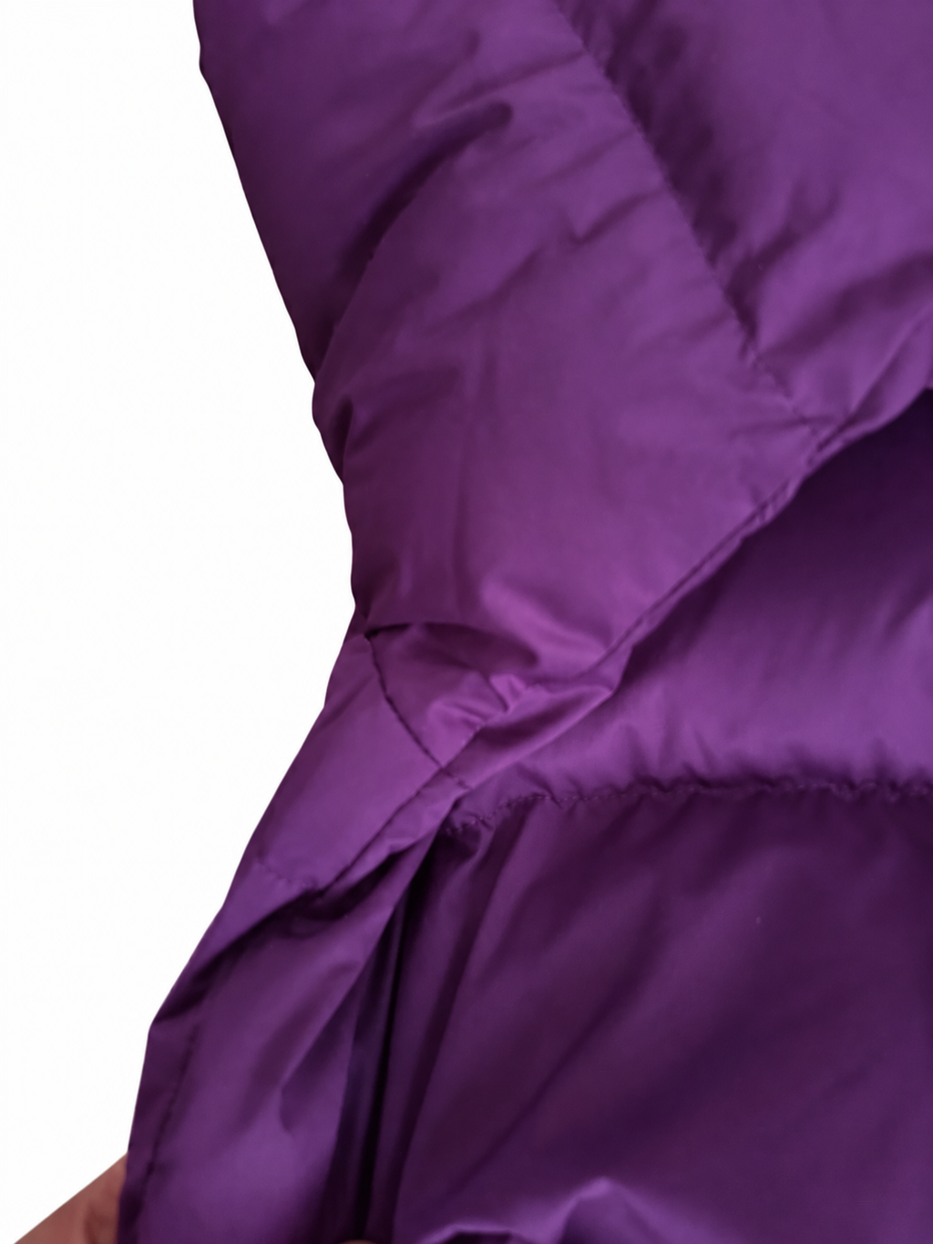 Detail der violetten Nike Pufferjacke