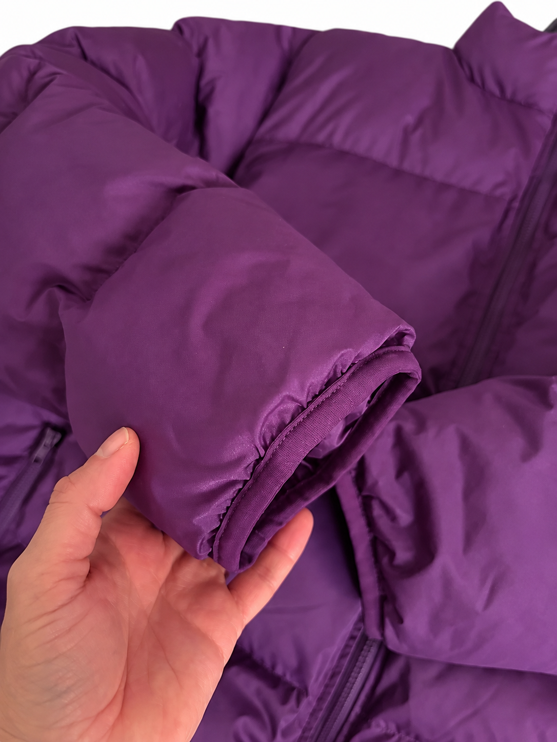 Ärmelabschluss der violetten Nike Pufferjacke