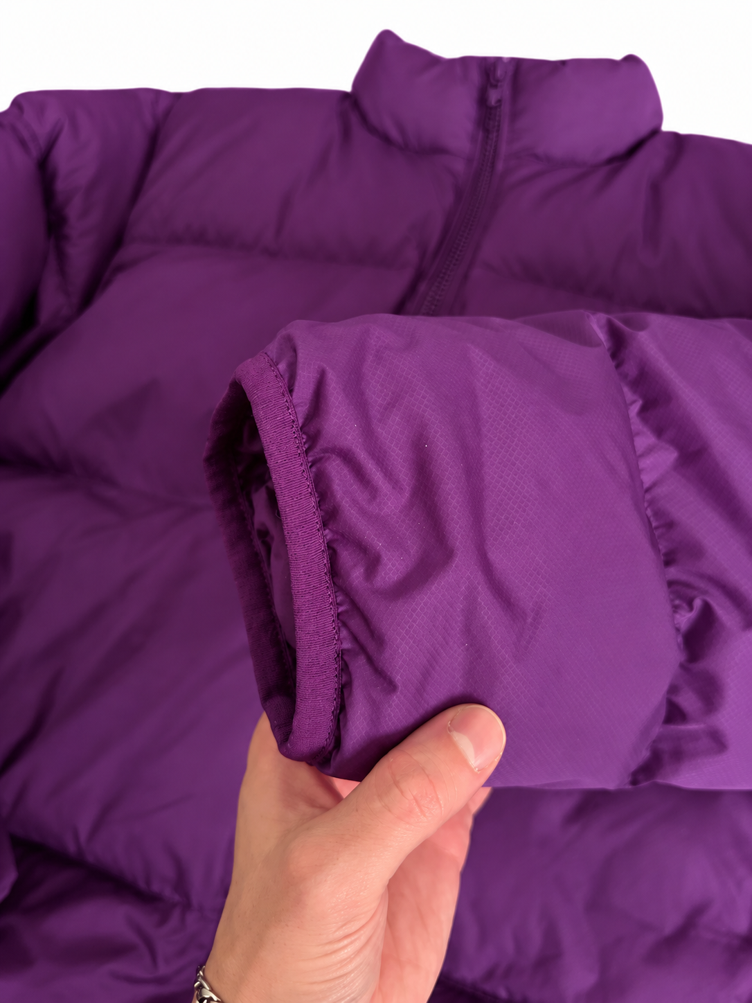 Detailansicht des Bündchens der Nike Pufferjacke