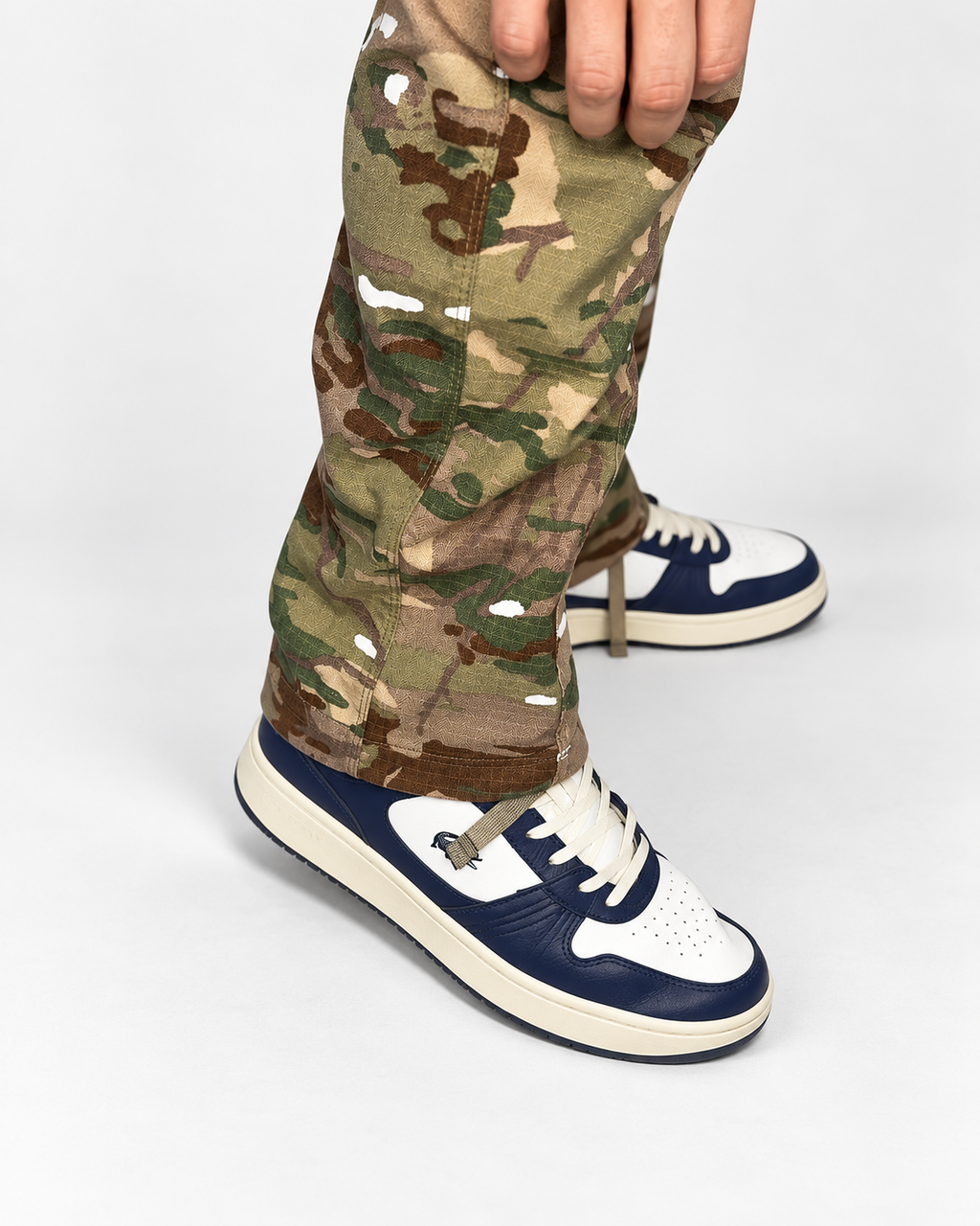 Military Cargo Hose in Camouflage, Seitenansicht am Model