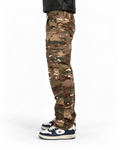 del Cielo Military Cargo Hose in Camouflage, Vorderansicht am Model
