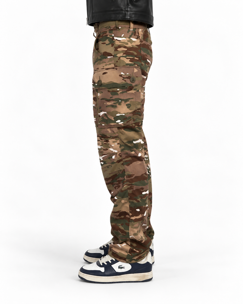 del Cielo Military Cargo Hose in Camouflage, Vorderansicht am Model