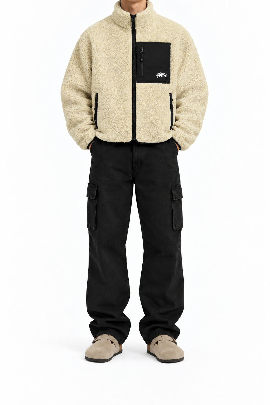 Stüssy 8 Ball Sherpa Wendejacke, beige Vorderseite am Model