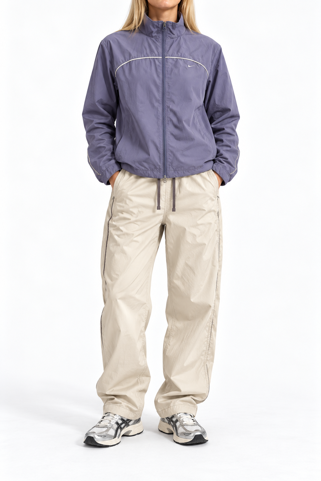 Nike Damen-Trainingsanzug in Violett und Beige, Gesamtansicht am Model
