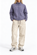 Nike Damen-Trainingsanzug in Violett und Beige, Gesamtansicht am Model