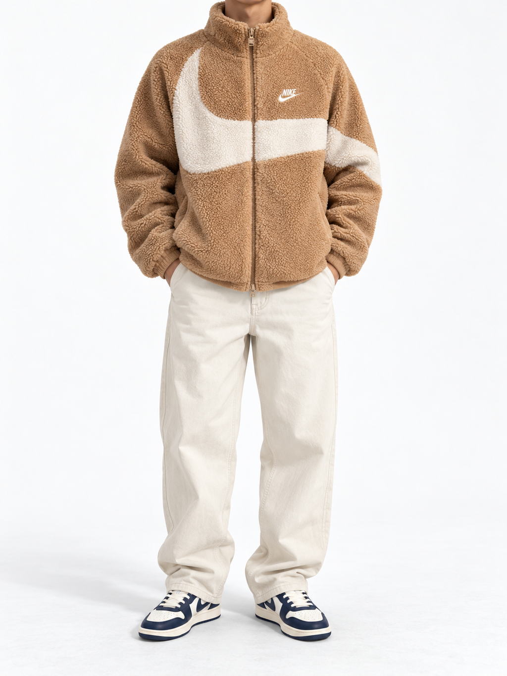 Nike Big Swoosh Wendejacke, beige Teddy-Seite am Model