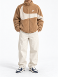 Nike Big Swoosh Wendejacke, beige Teddy-Seite am Model