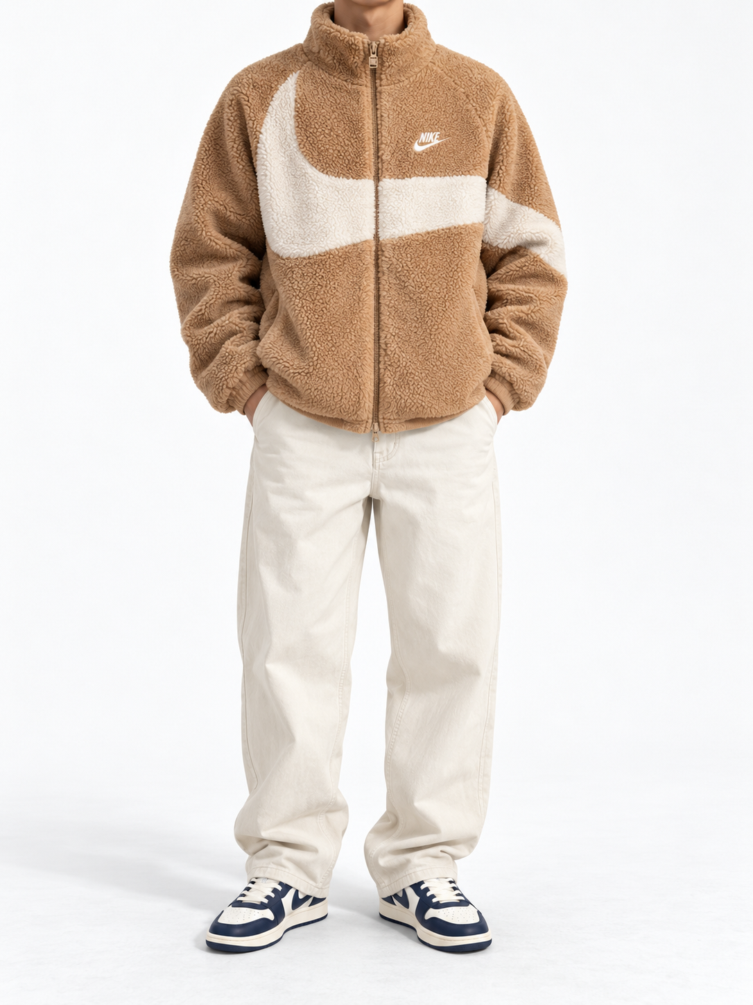 Nike Big Swoosh Wendejacke, beige Teddy-Seite am Model