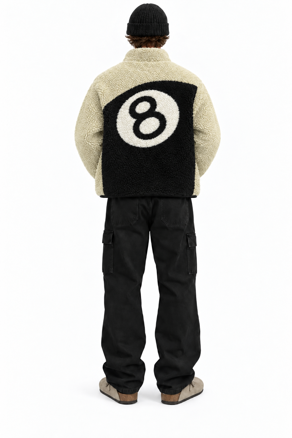 Stüssy Sherpa Wendejacke mit 8-Ball-Motiv, Rückansicht am Model