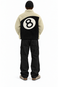 Stüssy Sherpa Wendejacke mit 8-Ball-Motiv, Rückansicht am Model